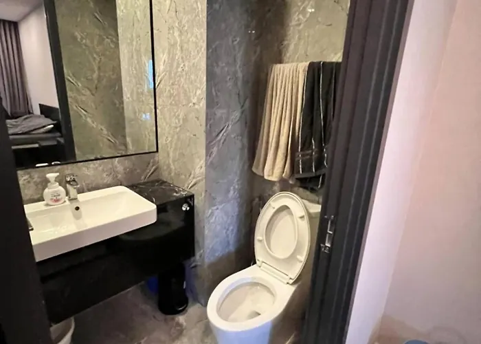 Soi Cowboy Terminal 21 One Minute Walk To Bts And Mrt Coworking Meeting And Desk And Office Chair 公寓 *
