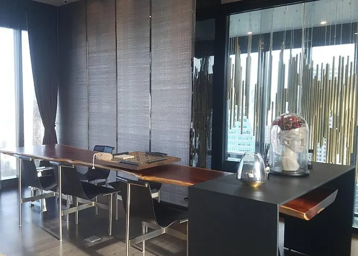 Soi Cowboy Terminal 21 One Minute Walk To Bts And Mrt Coworking Meeting And Desk And Office Chair 公寓 曼谷
