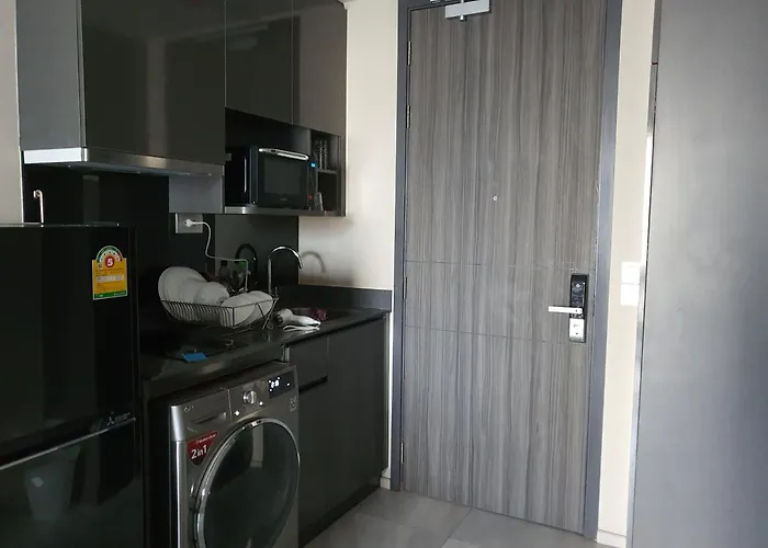 Soi Cowboy Terminal 21 One Minute Walk To Bts And Mrt Coworking Meeting And Desk And Office Chair 公寓