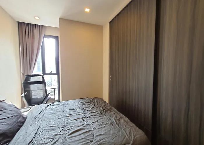 Soi Cowboy Terminal 21 One Minute Walk To Bts And Mrt Coworking Meeting And Desk And Office Chair * 曼谷